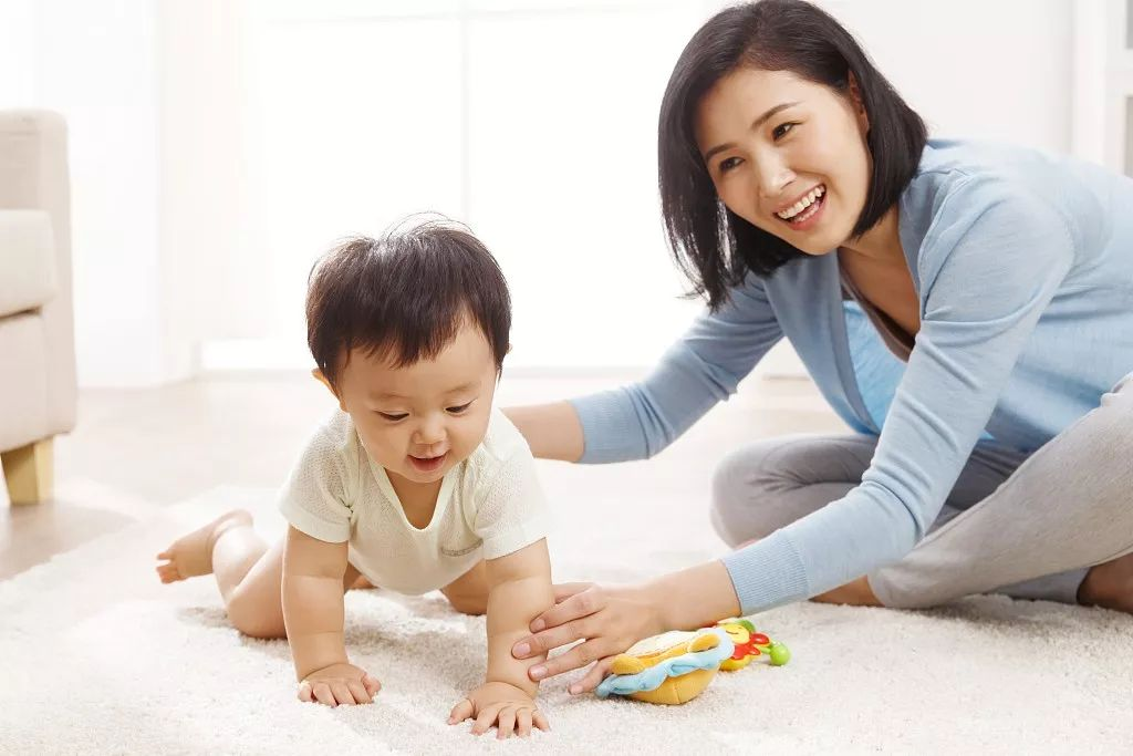 育兒嫂告訴你寶寶時(shí)常蹬腿是為什么？(為什么寶寶都喜歡蹬腿)