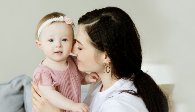 育兒嫂怎么教寶寶學會謙讓？(育兒嫂把小孩帶好的方法)